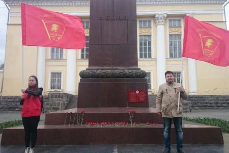 Удмуртская республика. Цветы и вахта памяти в День рождения Вождя мирового пролетариата