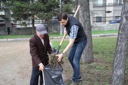 Коммунисты Центрального и Железнодорожного районов Новосибирска вышли на субботник в сквер Героев Революции