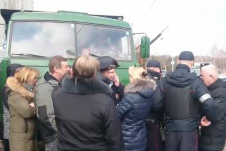 Москва. На стройке у дома с трещиной произошло столкновение жителей с полицией
