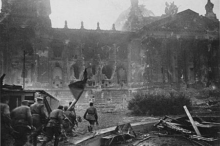 Псковские коммунисты почтили память М.П. Минина, водрузившего Знамя Победы над Рейхстагом 30 апреля 1945 года