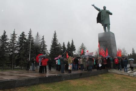 Республика Башкортостан. Коммунисты возложили цветы к памятникам В.И. Ленину в Уфе