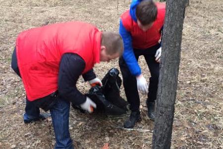 Комсомольцы Сосновоборска в Красноярском крае провели субботник в городском бору под лозунгом "Чистый лес - чистый город!"