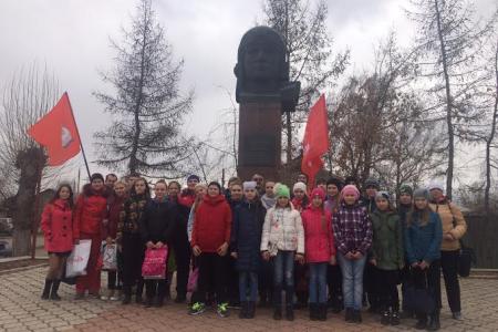 Красноярский край. В честь Дня космонавтики коммунисты возложили цветы к памятнику герою Советского Союза В.С. Олейникову в поселке Березовка