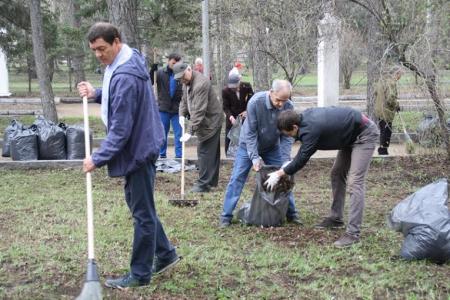 Коммунисты Центрального и Железнодорожного районов Новосибирска вышли на субботник в сквер Героев Революции