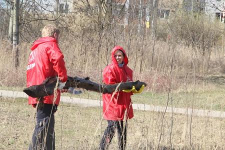 Новгородские коммунисты вышли на субботник вместе с жителями "Лугового"
