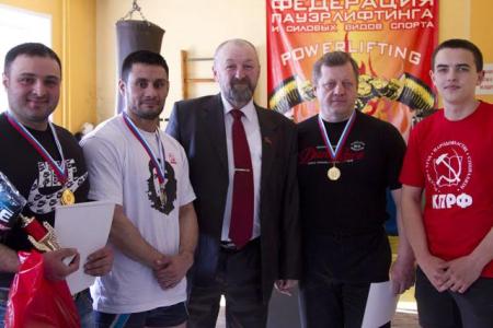 При поддержке КПРФ в Магадане прошел чемпионат по пауэрлифтингу