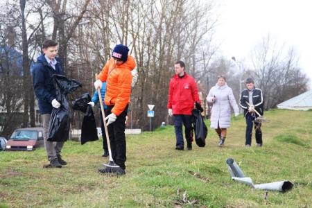 Новгородские коммунисты вышли на субботник вместе со школьниками