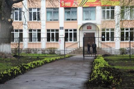 Новгородские коммунисты вышли на субботник вместе со школьниками