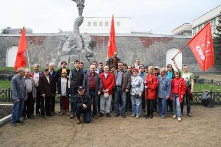 Коммунисты Центрального и Железнодорожного районов Новосибирска вышли на субботник в сквер Героев Революции