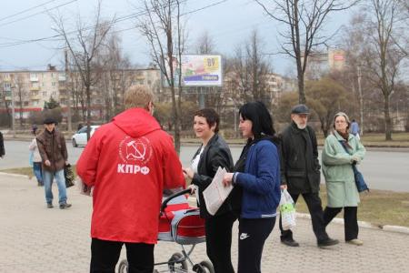 Коммунисты поздравили новгородцев с предстоящим Днём космонавтики