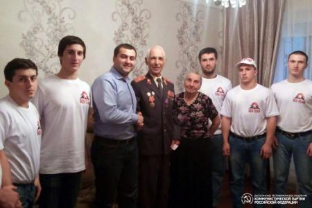 Республика Дагестан. Молодежные активисты поздравили ветерана МВД