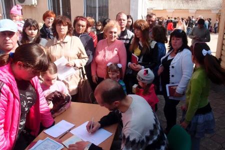 Коммунисты ЛНР выдали населению гуманитарную помощь от КПРФ