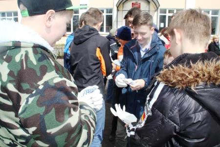 Новгородские коммунисты вышли на субботник вместе со школьниками