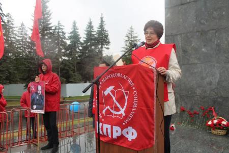 Республика Башкортостан. Коммунисты возложили цветы к памятникам В.И. Ленину в Уфе