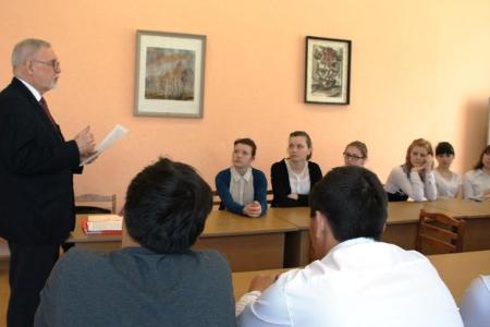 Курган. Депутат-коммунист В.А. Кислицын проводит уроки мужества студентам и школьникам
