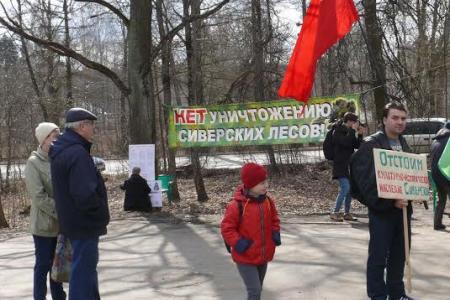 Ленинградская область. Депутат-коммунист Николай Кузьмин принял участие в митинге против незаконной приватизации лесного фонда