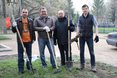 Коммунисты Центрального и Железнодорожного районов Новосибирска вышли на субботник в сквер Героев Революции