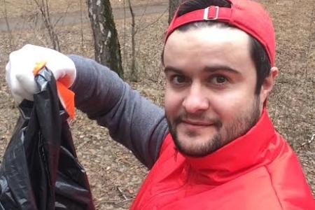 Комсомольцы Сосновоборска в Красноярском крае провели субботник в городском бору под лозунгом "Чистый лес - чистый город!"