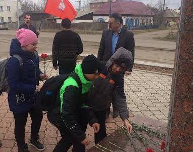 Красноярский край. В честь Дня космонавтики коммунисты возложили цветы к памятнику герою Советского Союза В.С. Олейникову в поселке Березовка