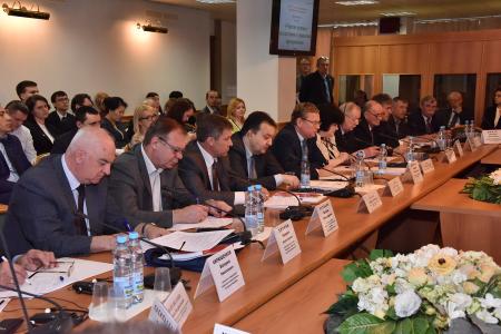 Коммунисты в Госдуме провели круглый стол по вопросу участия трудовых коллективов в управлении предприятием