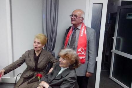 Секретарь Пермского крайкома КПРФ Г.А. Сторожев вручил медали «детям войны» Ленинского района в день рождения В.И. Ленина! 