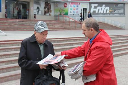 Коммунисты поздравили новгородцев с предстоящим Днём космонавтики