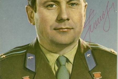 Санкт-Петербург. Депутат-коммунист Алексей Воронцов собрал уникальную коллекцию открыток с автографами космонавтов