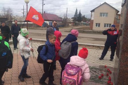 Красноярский край. В честь Дня космонавтики коммунисты возложили цветы к памятнику герою Советского Союза В.С. Олейникову в поселке Березовка