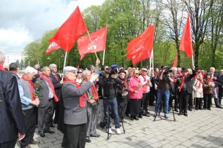 Коммунисты Кабардино-Балкарии отметили День рождения В.И. Ленина возложением цветов к его памятнику и автопробегом