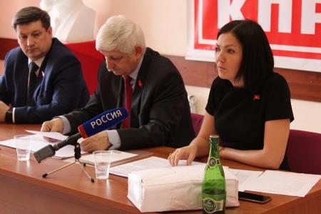 Депутаты-коммунисты Белгородской области передали губернатору более 11 000 подписей против проводимой «оптимизации» в сфере здравоохранения