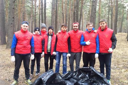 Комсомольцы Сосновоборска в Красноярском крае провели субботник в городском бору под лозунгом "Чистый лес - чистый город!"