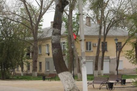 Республика Крым. Коммунисты Красноперекопска украсили город флажками с символикой Компартии