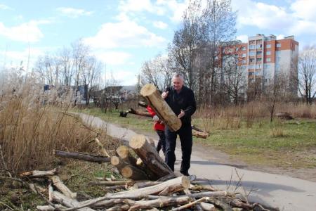 Новгородские коммунисты вышли на субботник вместе с жителями "Лугового"