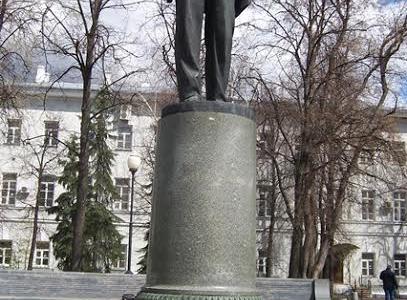 Татарстан. Казанские коммунисты возложили цветы к памятникам В.И. Ленину. Фоторепортаж