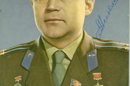 Санкт-Петербург. Депутат-коммунист Алексей Воронцов собрал уникальную коллекцию открыток с автографами космонавтов
