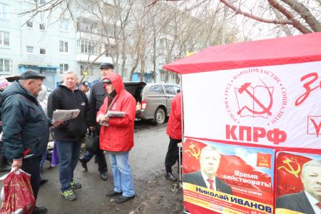Омские коммунисты провели серию пикетов ко Дню космонавтики