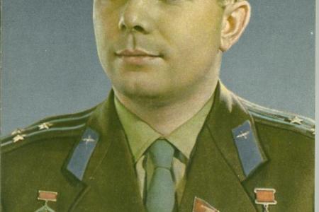 Санкт-Петербург. Депутат-коммунист Алексей Воронцов собрал уникальную коллекцию открыток с автографами космонавтов