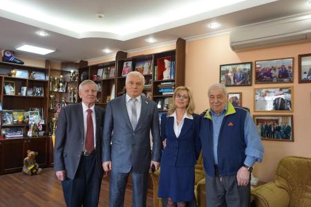 Красноярск. Депутат фракции КПРФ в Госдуме Михаил Берулава провел встречу по проблемам развития российского образования