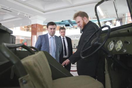 Юрий Афонин во время визита в Свердловскую область посетил музей военной техники «Боевая слава Урала»