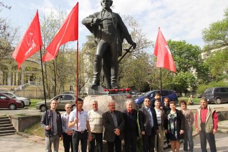 Республика Крым. Коммунисты Симферополя возложили цветы к памятнику А.В. Суворову и к Долгоруковскому обелиску