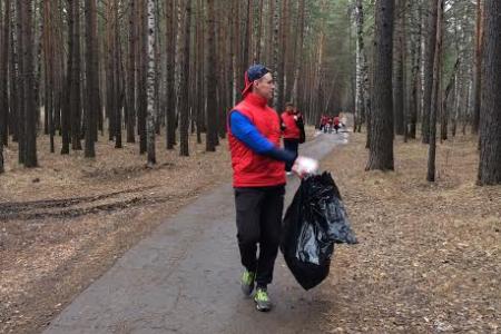 Комсомольцы Сосновоборска в Красноярском крае провели субботник в городском бору под лозунгом "Чистый лес - чистый город!"