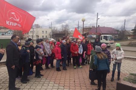 Красноярский край. В честь Дня космонавтики коммунисты возложили цветы к памятнику герою Советского Союза В.С. Олейникову в поселке Березовка