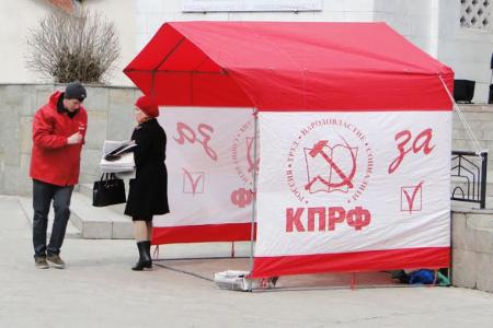 Амурская область. Благовещенские коммунисты и комсомольцы в День Космонавтики провели серию пикетов