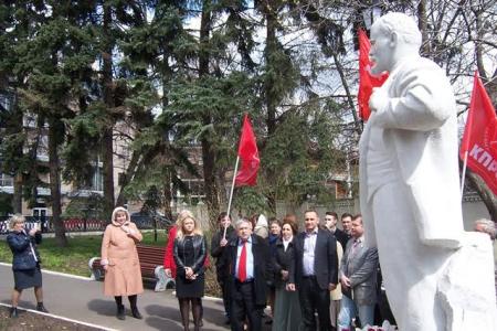 Татарстан. Казанские коммунисты возложили цветы к памятникам В.И. Ленину. Фоторепортаж