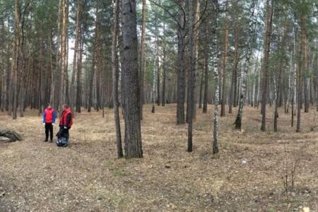 Комсомольцы Сосновоборска в Красноярском крае провели субботник в городском бору под лозунгом "Чистый лес - чистый город!"