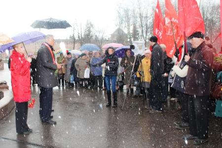 В Великом Новгороде коммунисты возложили цветы к памятнику Владимира Ленина