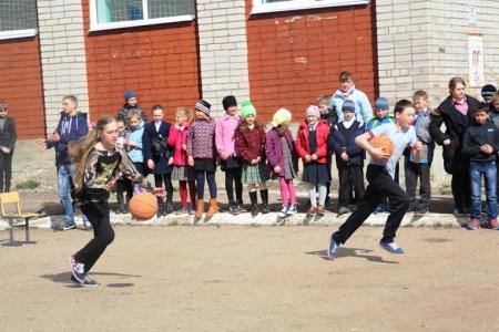Новгородские коммунисты провели спортивно-просветительский праздник в Савино
