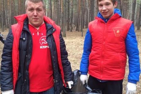 Комсомольцы Сосновоборска в Красноярском крае провели субботник в городском бору под лозунгом "Чистый лес - чистый город!"