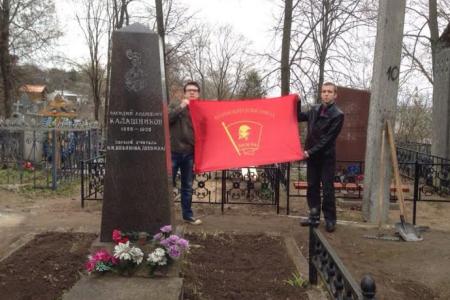 Смоленские комсомольцы привели в порядок могилу первого учителя В.И. Ленина Василия Андреевича Калашникова