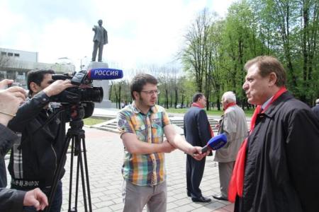 Коммунисты Кабардино-Балкарии отметили День рождения В.И. Ленина возложением цветов к его памятнику и автопробегом